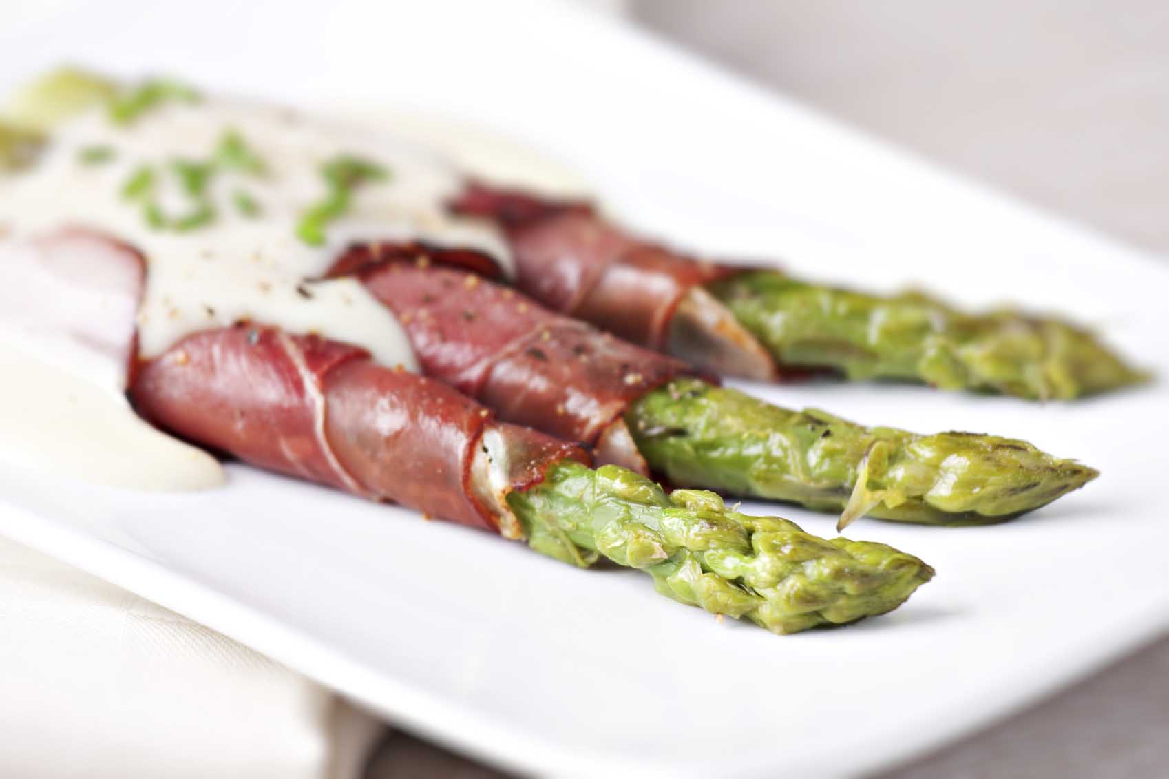 Ham rolls with asparagus and bechamel